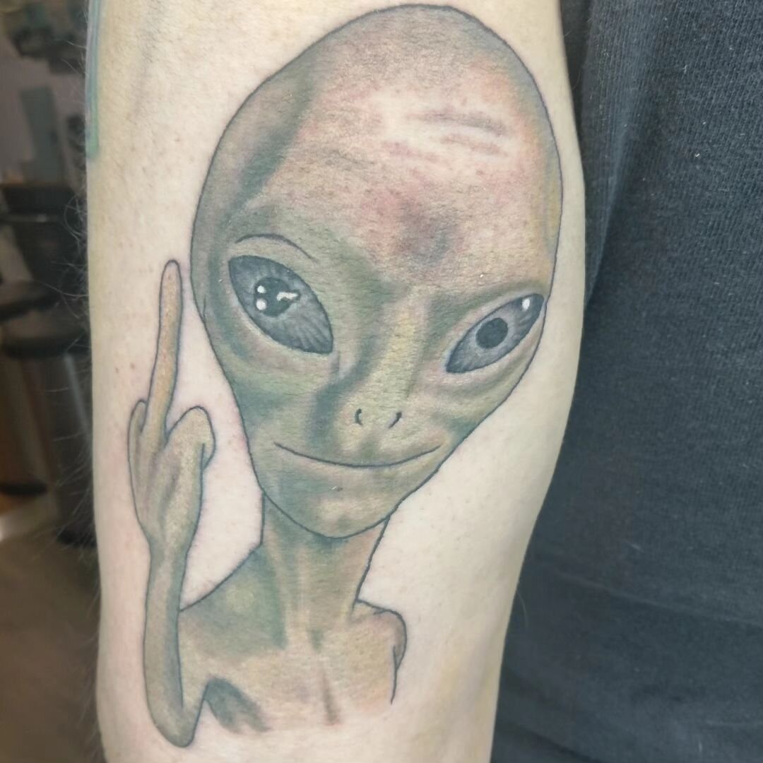 Forgot to post this alien dude from a couple weeks ago. Paul the alien. 

#tattoomilwaukee #alientattoo