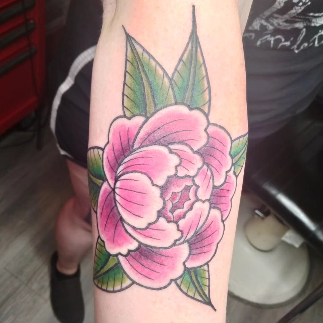 Super stoked I got to do this peony for my friend @allippon !! Thank you so much for coming out and supporting me! 

#tattoomilwaukee #tattoo #peonytattoo #peony #colortattoo #colortattoos #workhorseirons #workhorseironstattoosupply