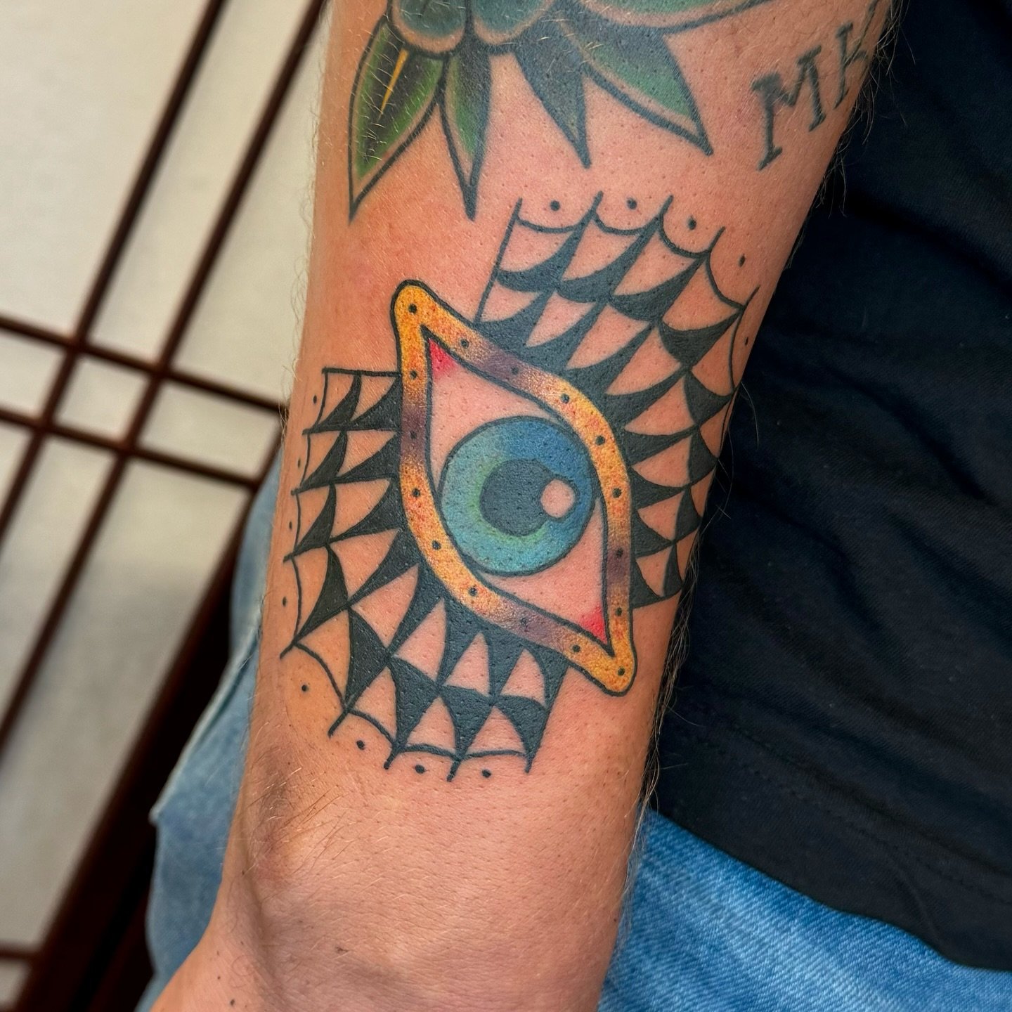 Trad banger for Joe! 👁️🕸️
Currently booking November but DM or Email to check for availability, always willing to squeeze someone in and work with most budgets! Thanks for looking 👀 
.
.
.
.
#traditional #tattoo #eyetattoo #webtattoo #colortattoo 