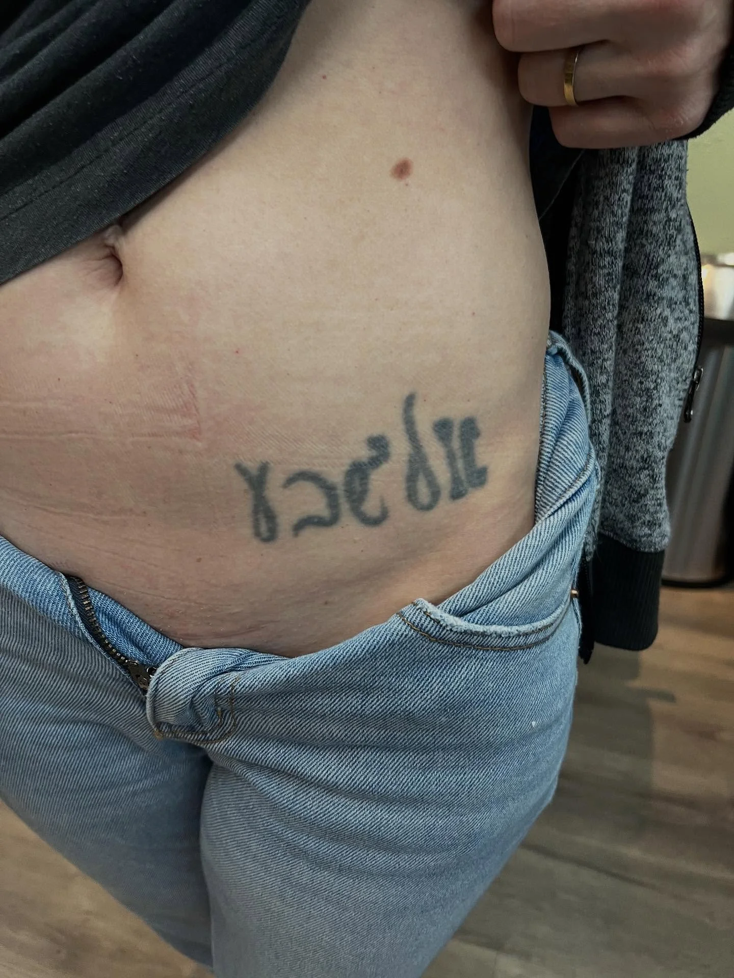 Progression of covering up this Hebrew lettering with sunflowers! 🌻 

#sunflower #sunflowertattoo #coverup #tattoo