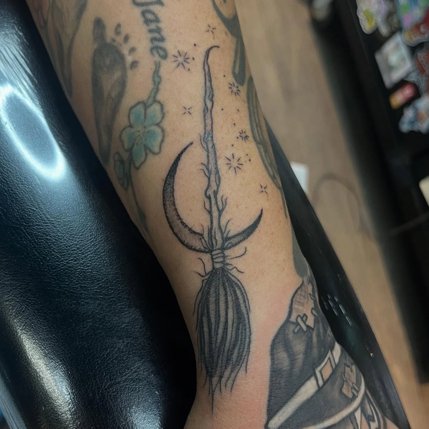 @riverwesttattooco is where it&rsquo;s at&mdash; for your spooky Halloween ink needs!!! 

HMU TO BOOK, PUMPKIN! 

🧙🏽🦇🎃 

#halloweentattoo #halloweenseason #witchyvibes🔮🕯️🌙 #witch #broomstick #milwuakeeink