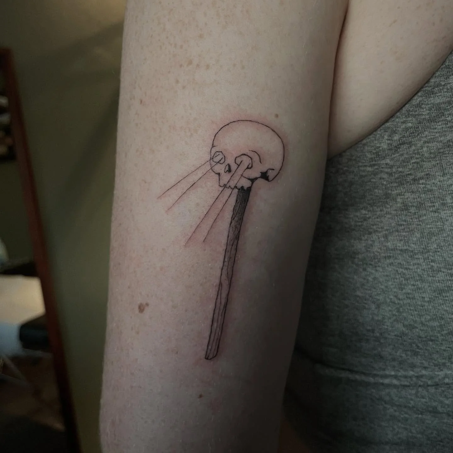 Vasilisa's skull lantern for Felicia. And a very cool first tattoo! 💕💀💕
.
.
.
.
.
#babayagatattoo #tattoo #finelinetattoos #fineline #milwaukeetattoo #milwaukeetattooartist #wisconsintattooartist #skulltattoo