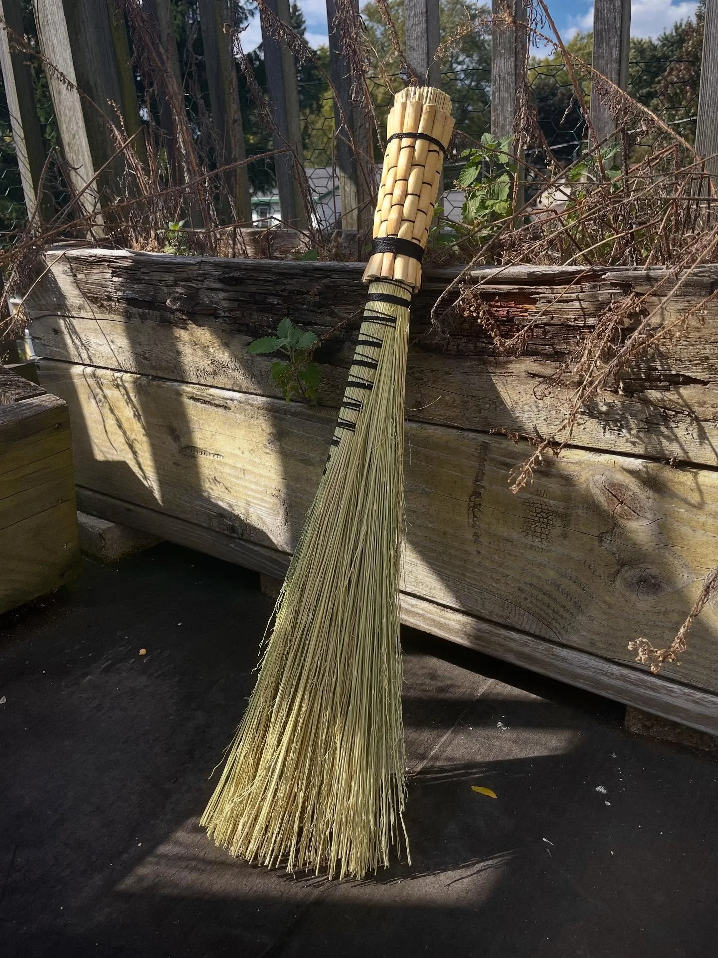 traditional folk crafting with @familiar_mke and a circle of beautiful women cackling late into the night with our handmade brooms 🧹🕸️🌝🔮
.
.
.
.
#folkart #broomcraft #folktradition #witchessupportingwitches #handmade #craft #magick #broomcorn #tr