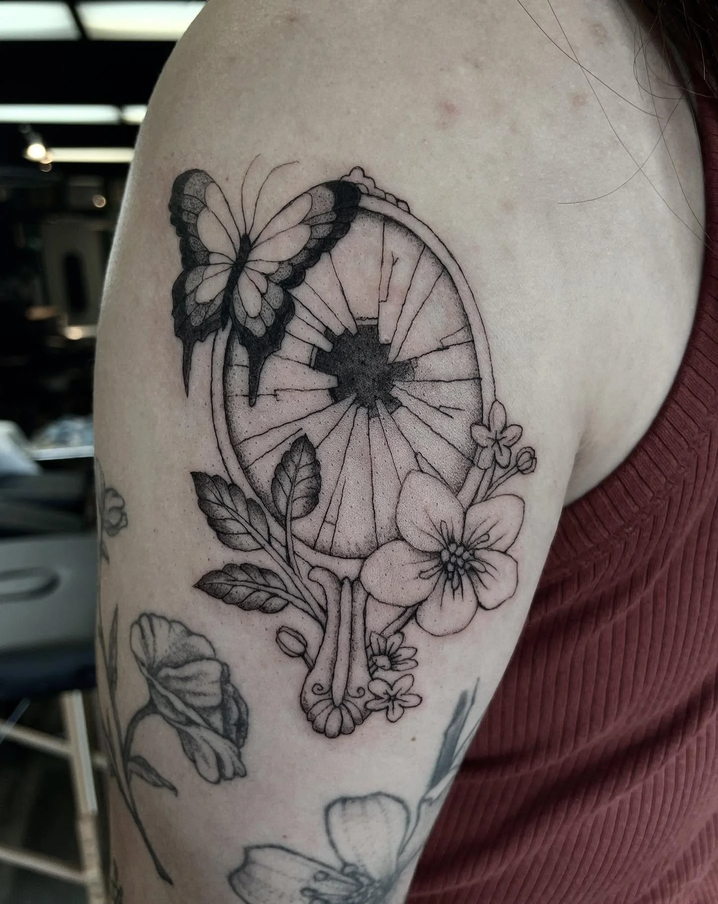 custom broken mirror 🌸 thank you Taylor! 
.
.
.
.
.
#tattoo #mirrortattoo #floraltattoos #finelinetattoo #milwaukeetattoo