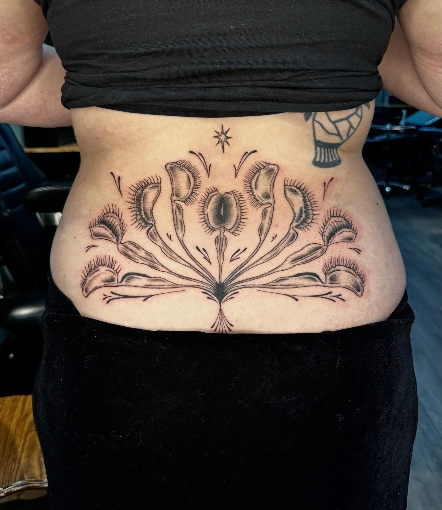 Custom Venus fly trap tramp stamp 🫢 thank you for the trust this was so insanely fun !! :,)