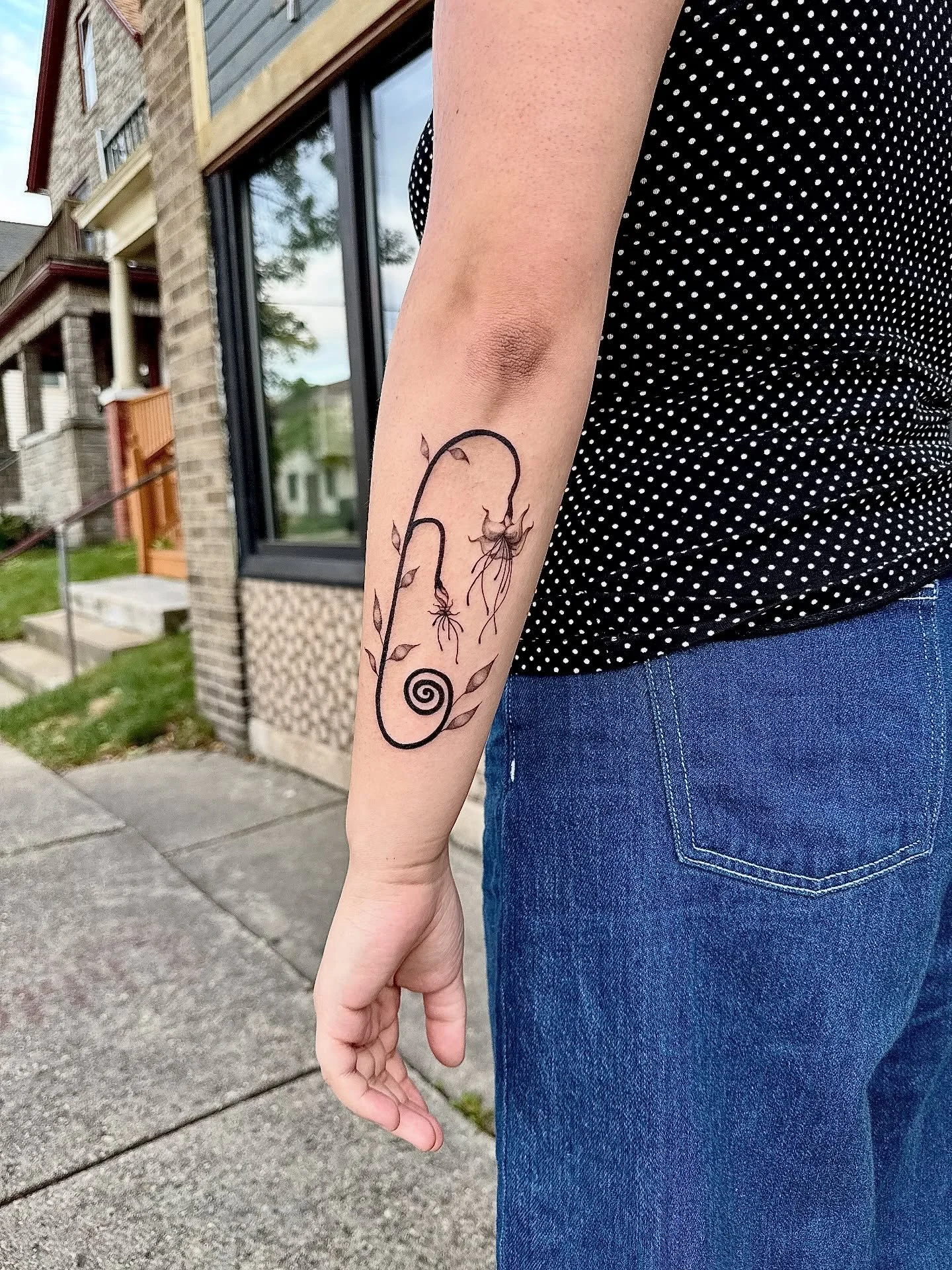 Spiral flower from my flash!! Absolutely in love with this style 🌸🥀🌀 
DM or email to book with me! 

.
#flash #tattoo #fresh #flowertattoo #tattoomke #mke #tattooartist