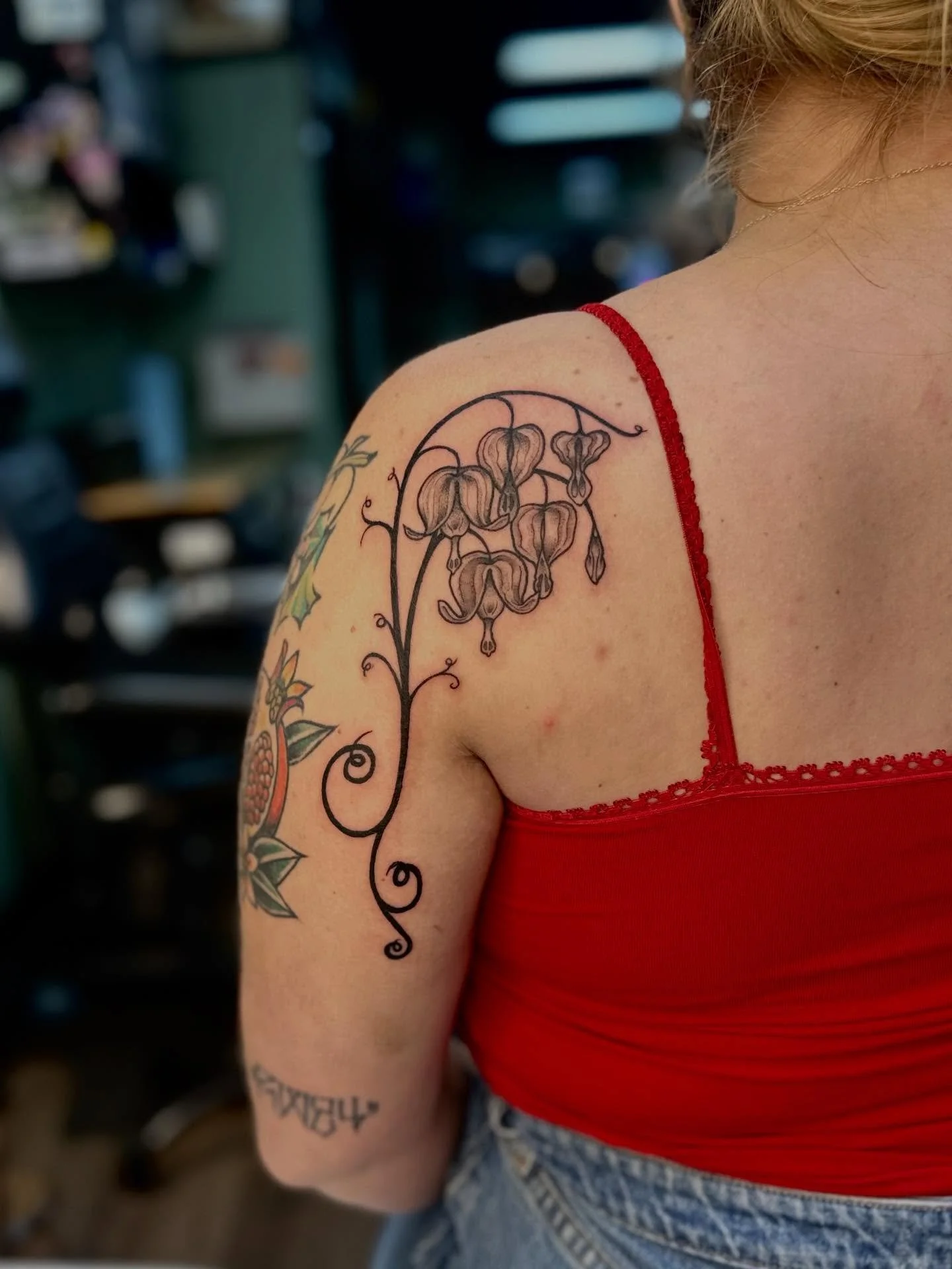 custom bleeding hearts down the back of the arm for Emma !! thank you for being the coolest and such a fun person to chat with 🖤