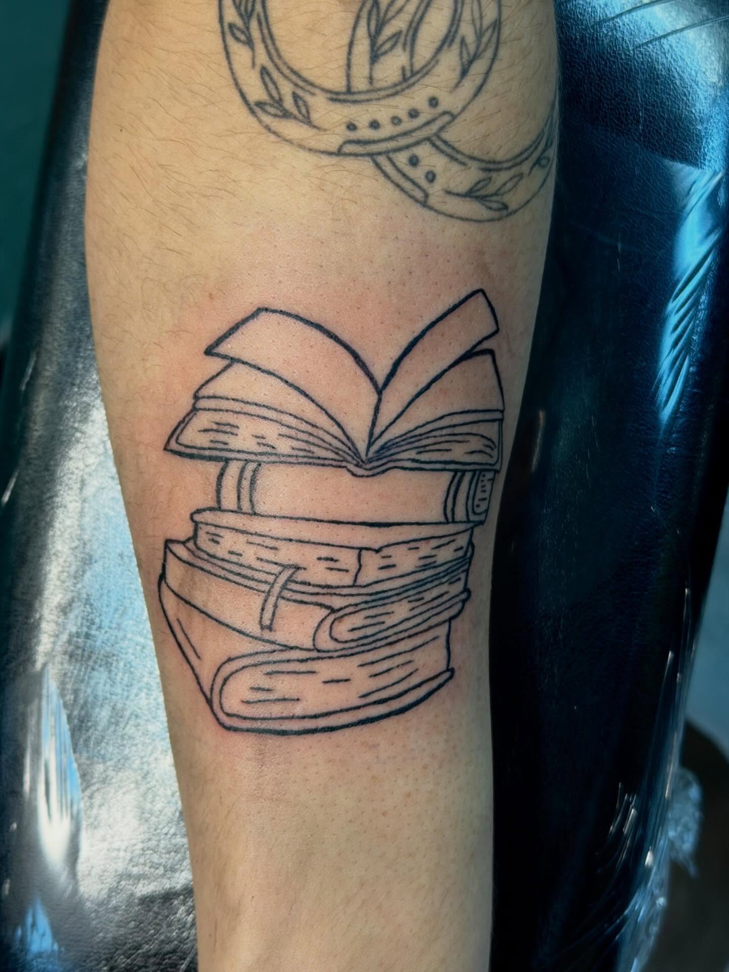 super cool walk in i got to do earlier this week 🫶🫶 thank u for the trust as always 🖤 #tattooapprentice #illustrativetattoos #tattoo