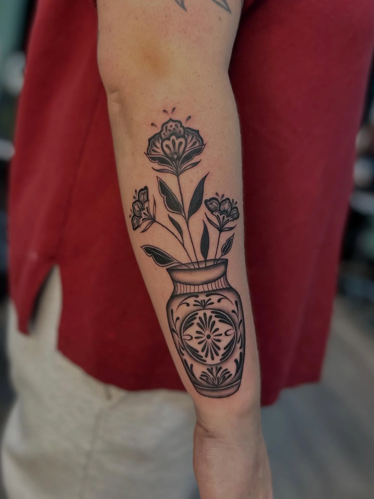 custom ornamental flowers in a (slightly adjusted) vase from my flash for maddie 🌟🖤