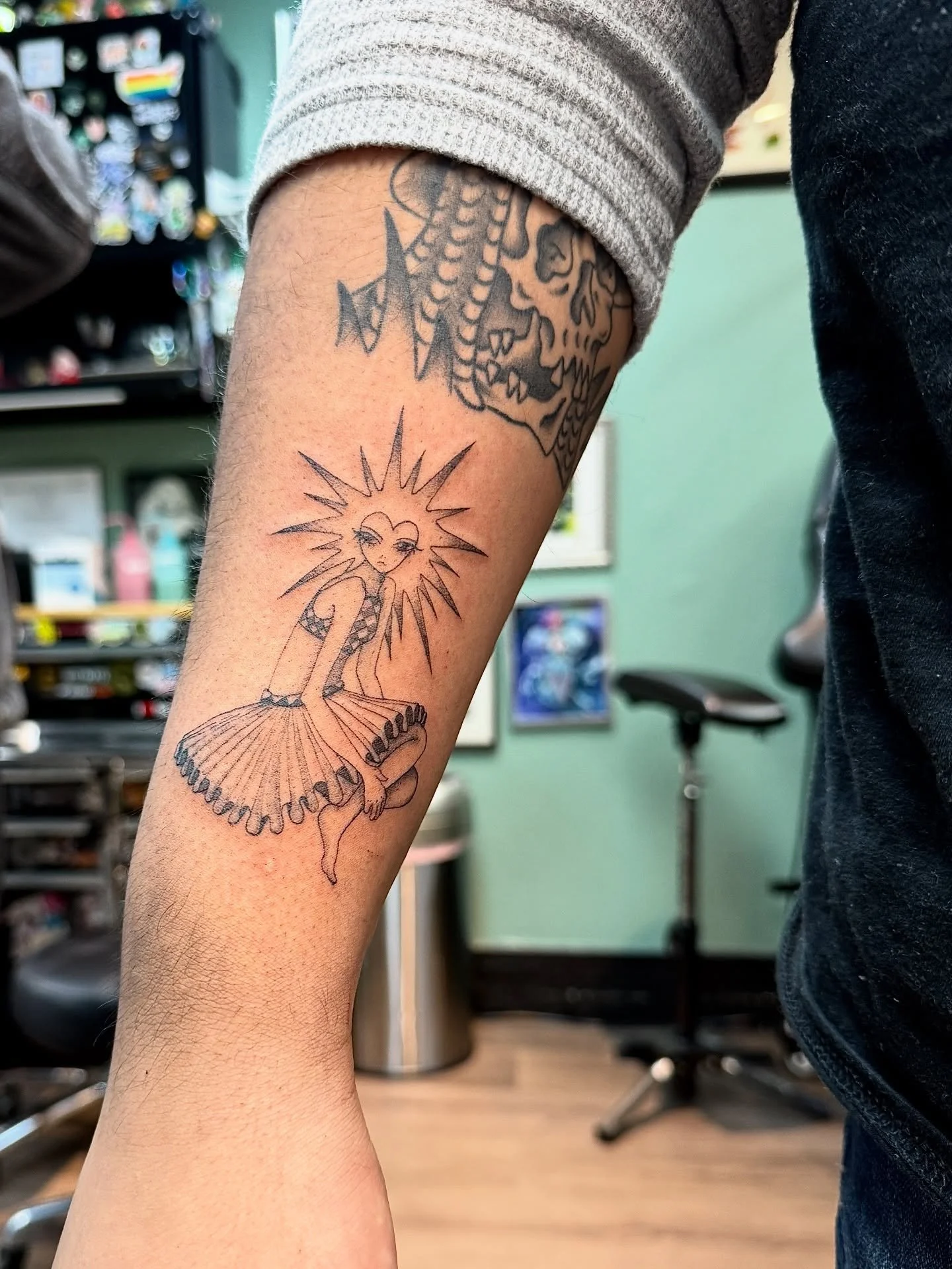 The Queen of diamonds - her King soon to join us 💎
Would you guys like to see more flash in this style? 

.
#flash #flashtattoo #tattoo #tattooflash #queen #blackandgrey #illustrative #mke #mketattoo #tattoomke