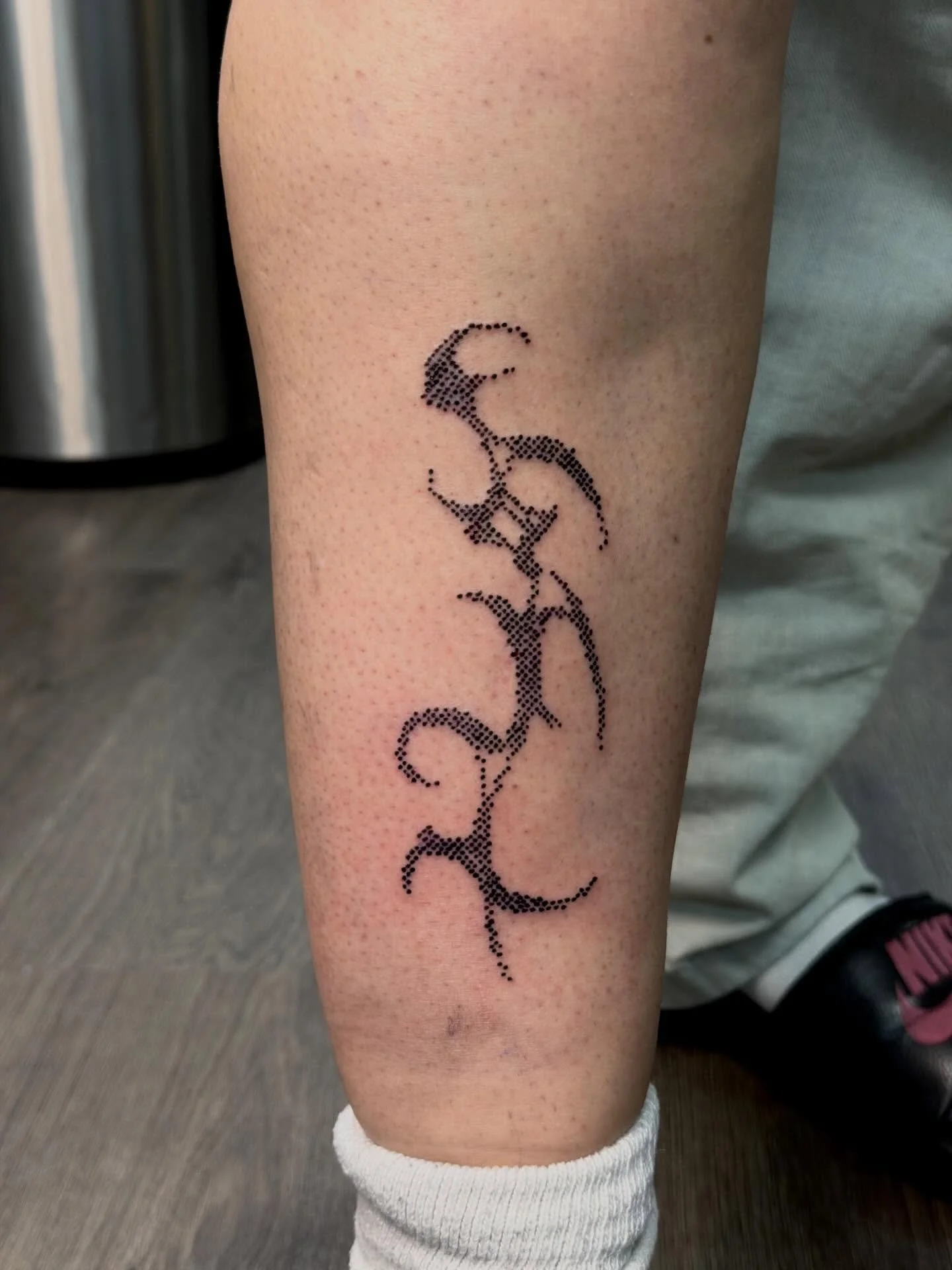 got to do one of my dot work flashes as a walk in on wednesday 😭🫶🫶 #mketattoo #mketattooartist #tattooapprentice #flashtattoo