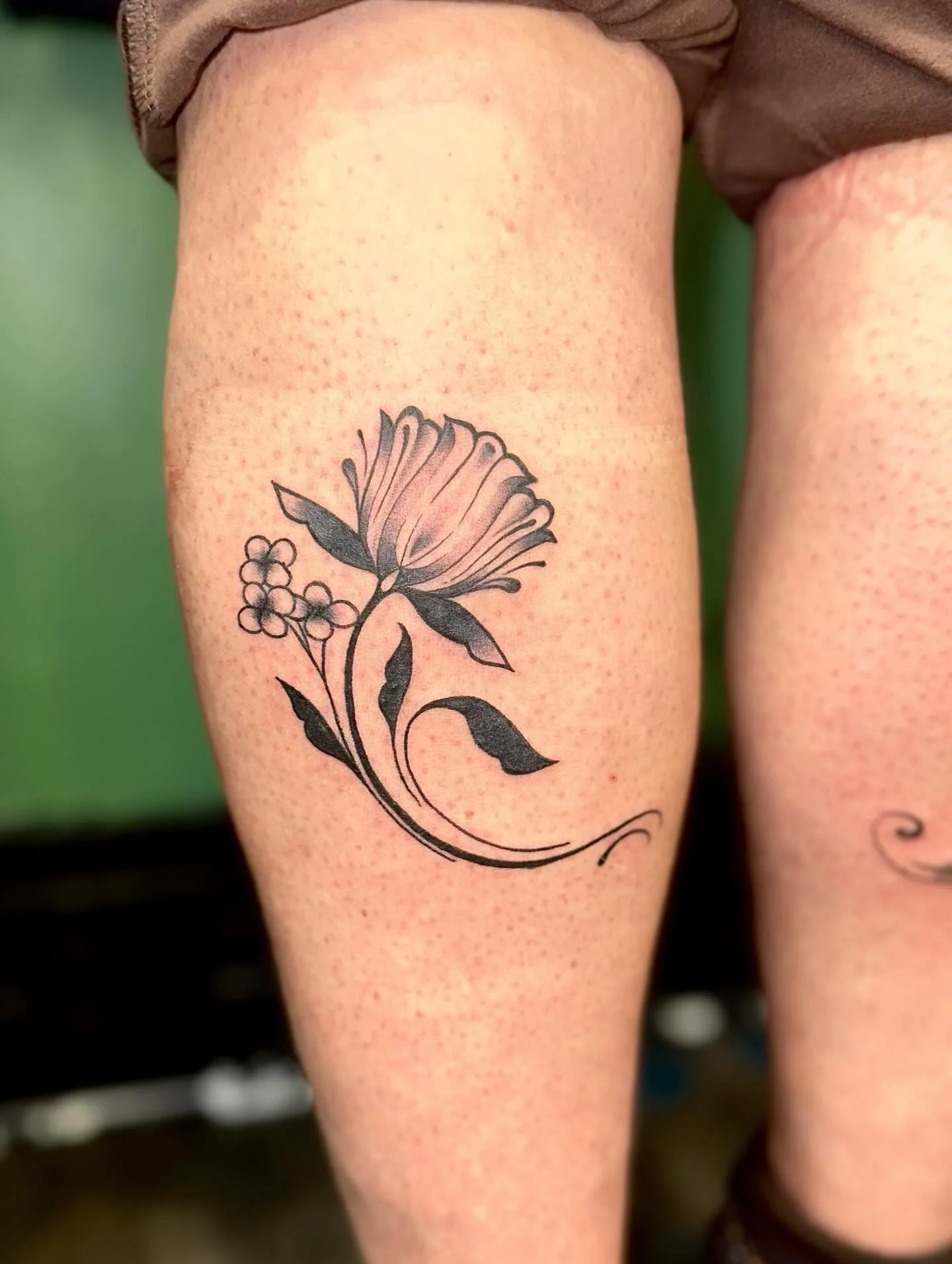 funky florals from my flash 𖡼.𖤣𖥧𖡼.𖤣 thank u thank u thank u !!!
-
#tattoo #tattooapprentice #mketattoo