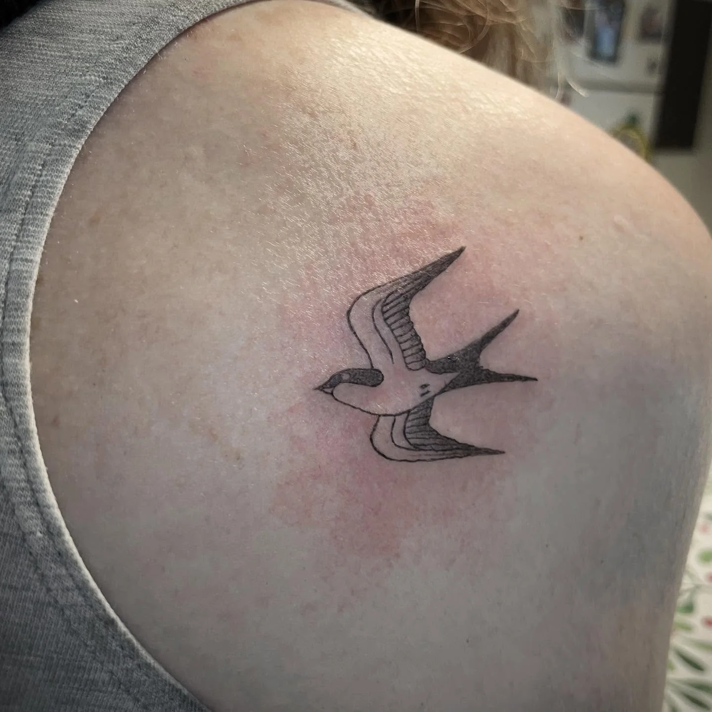 had the absolute honor of giving my mom her first tattoo this weekend! 💖💖💖 thank you mom! Love youuuu💖💖💖
.
.
.
.
#tattoo #tattooartist #swallowtattoo #birdtattoos #wisconsintattooartist