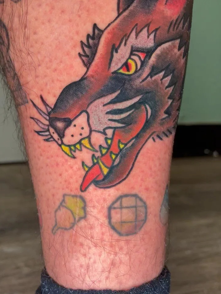 Got to make this Stoney inspired wolf from my flash today!! Made with @estmachines and @niceneedleco Thanks for the trust and sitting like a rock Ashtyn!! 
More trad please!!! Always booking 😜

#americantraditionaltattoo #traditionaltattoos #milwauk