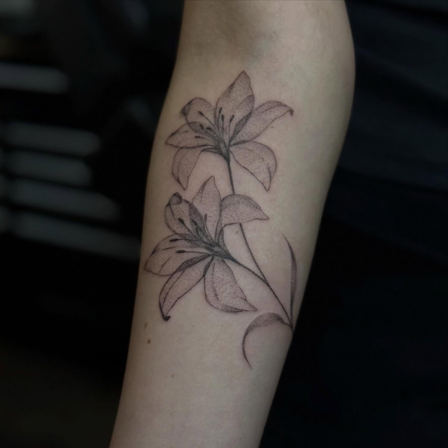 X-ray type of style on these lilies as a first tattoo for June 🩻 Thank you for the trust!
-
I am available for flash and custom designs, DM me to book.