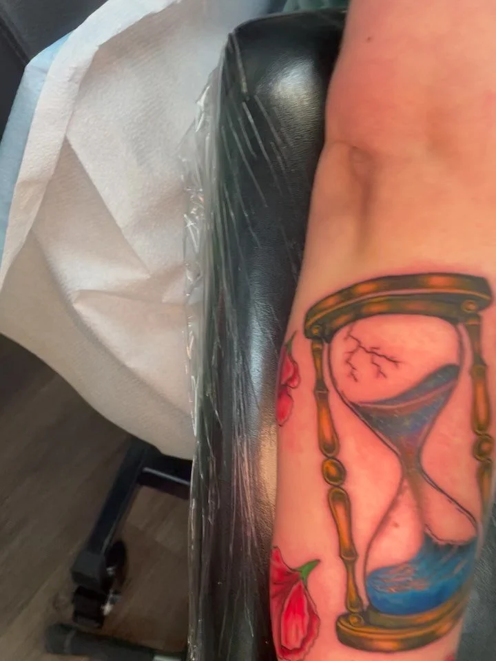 ?? Style hourglass with some sweet pea and poppy petals for Hayley. Had so much fun tattooing this, seriously thank you for trusting and challenging me and sitting like a rock! 🔥🔥
Made with @estmachines 

#tattoo #hourglasstattoo #milwaukeetattoo #