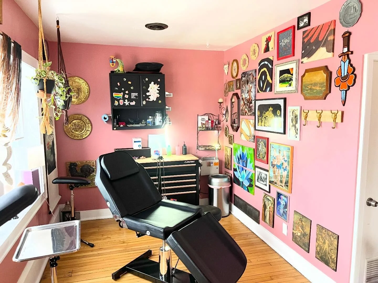 LOVING THIS NEW UPSTAIRS SPACE AT @riverwesttattooco 

Come on down and try out this new chair! 

February is 15% off for returning clients!!! 

#tattoo #riverwesttattoocompany #tattoostation #