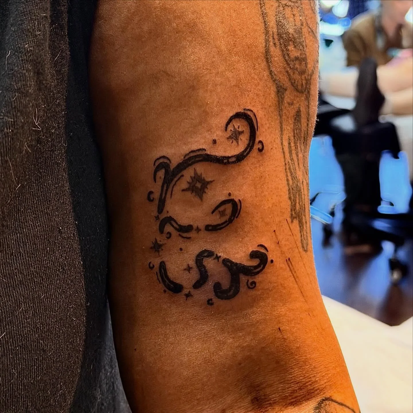 Aquarius star map for fae <3 thank u for getting this and yapping with me homie 🖤🫶 #mketattoo #mketattooartist #tattooapprentice #constellationtattoo #stippletattoo