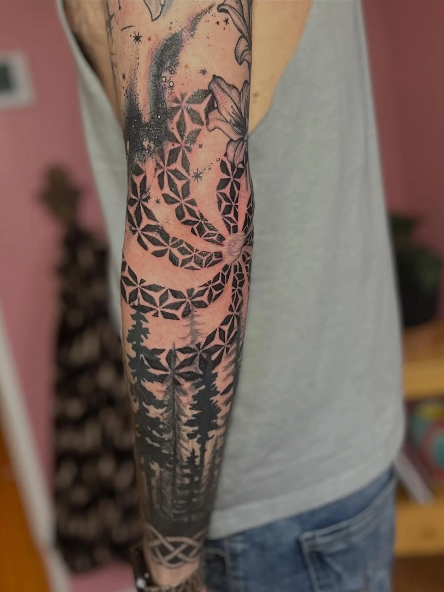 This sleeve is coming along! We knocked out the elbow with some geometric art! #geometrictattoos #milwaukeetattoos #milwaukeeartist