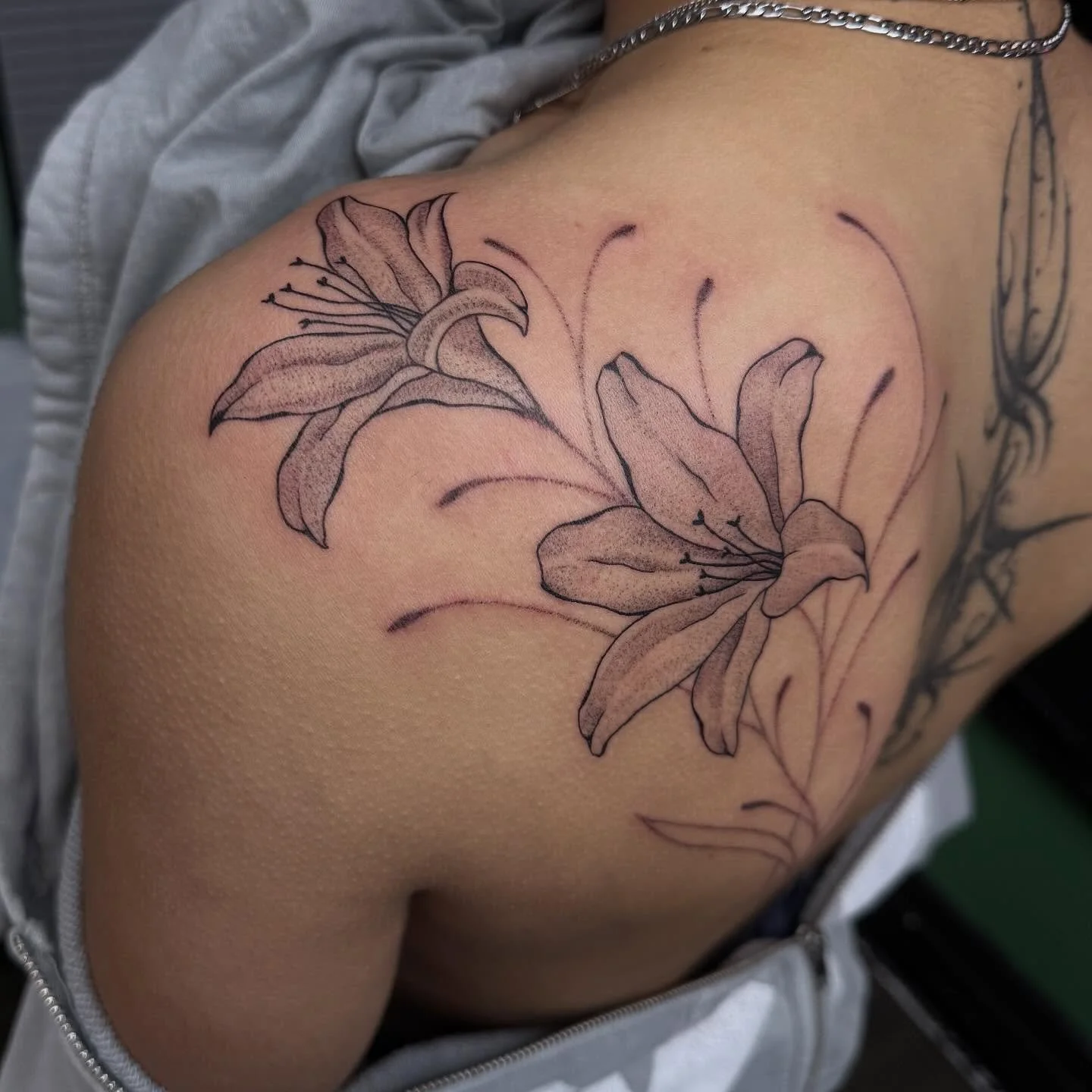 Custom abstract Lilly design from a little while back. I&rsquo;m trying to clear out the drafts but bare with me as there&rsquo;s a lot I have to get through🥲
-
I am available for flash and custom designs, DM me to book.