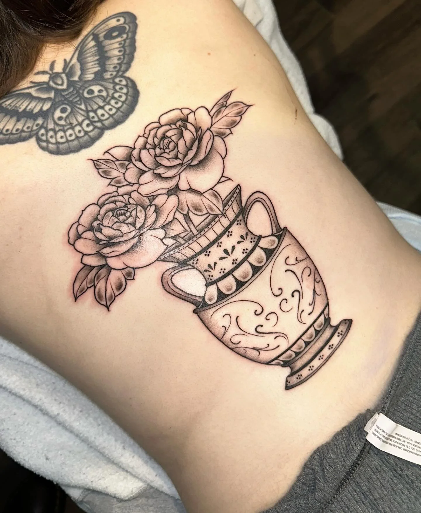 Custom vase and peony&rsquo;s for Erin ❣️ thank you for such a fun idea and letting me take full creativity with this (and for sitting like a ROCK the whole time) I would love to do more like this:,))
-
#mketattoo #milwaukeetattoo #tattooapprentice #