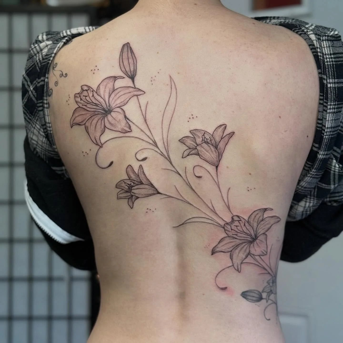 Really fun continuation piece of some surrealistic lilies for Cheyenne! Swipe to last slide to see the entirety of this design. Lower half fully healed, the rest is fresh. More more more like this! Keep the florals comin.
-
I am available for flash a