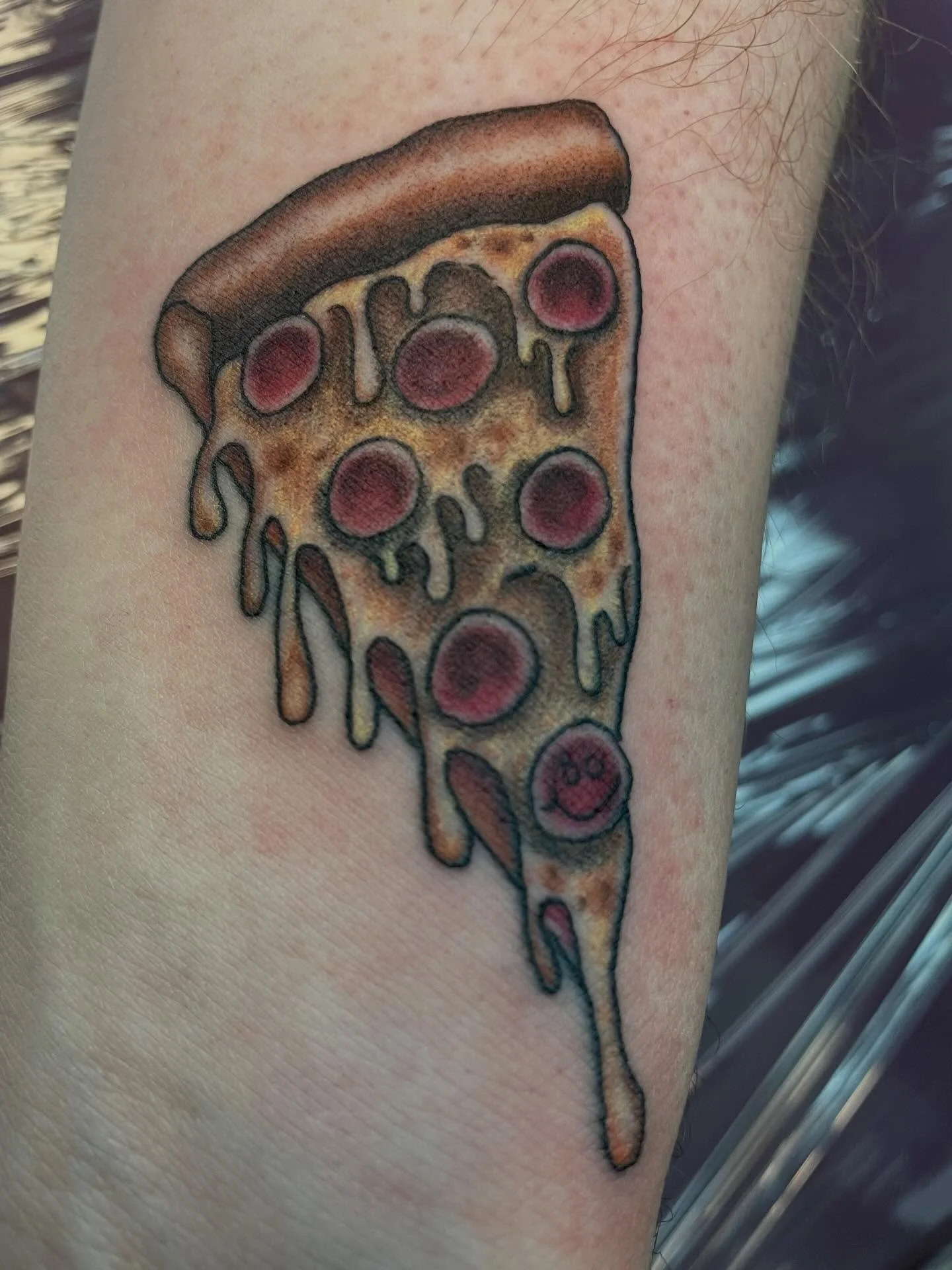 Super fun custom made pizza slice done today, thanks Nick for the trust on your first tatt and for being a cool guy who loves Creedence.
ALWAYS BOOKING 💞

#pizzatattoo #americantraditionaltattoo #foodtattoo #traditionaltattoo #milwaukeetattoo