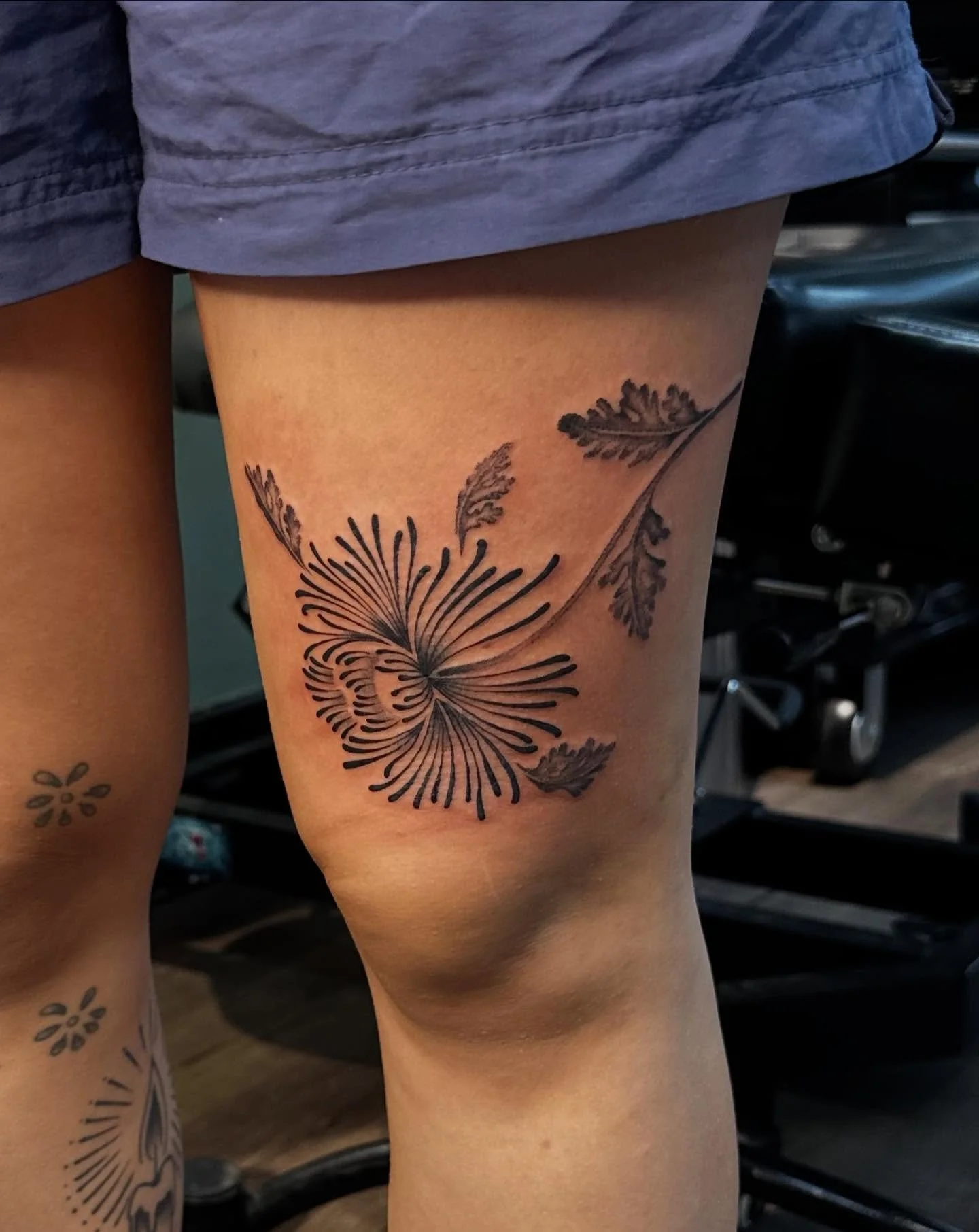 abstract-ish mum for hannah 🖤 this was such a treat thank you for the trust, more please!!!!!! 
-
#tattoo #tattooapprentice #mketattoo #milwaukeetattoos