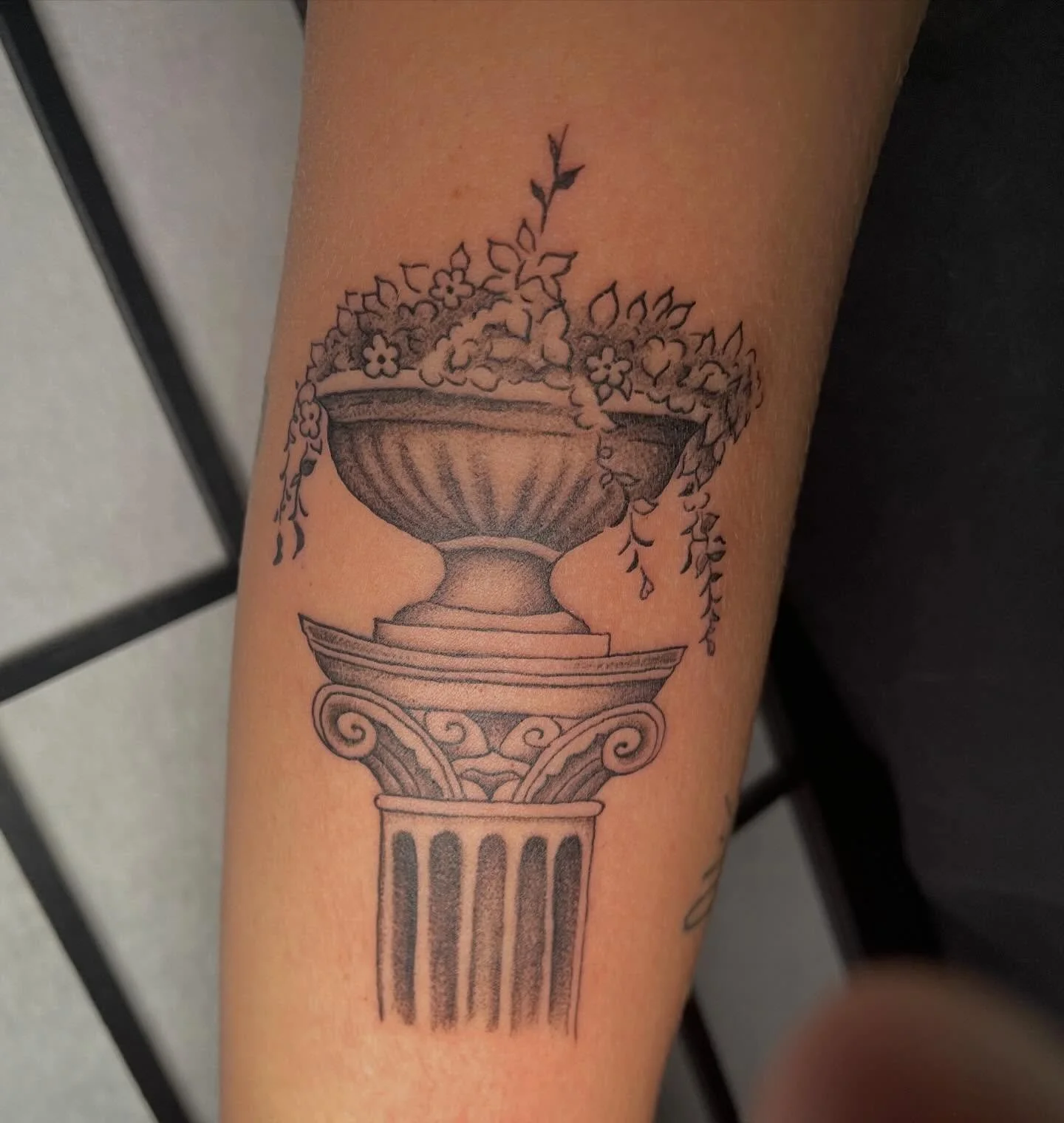 Fun walk in from Wednesday, thanks Caitlyn! 
ALWAYS BOOKING ;)

#stippleshading #blackandgraytattoos #milwaukeetattoo #milwaukeetattooartist #floraltattoo