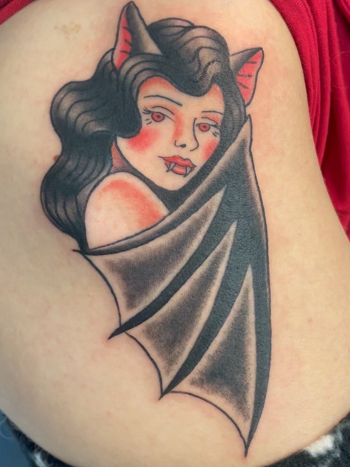 Very fun vampire lady on the hip/thigh for @violet.scarce thanks for the trust and sitting like a boss!! ALWAYS BOOKING 💕

Made with @royalcraftdispatch @niceneedleco 
@workhorseirons @sethciferri @ciferri_adam machines
#americantraditionaltattoo #m