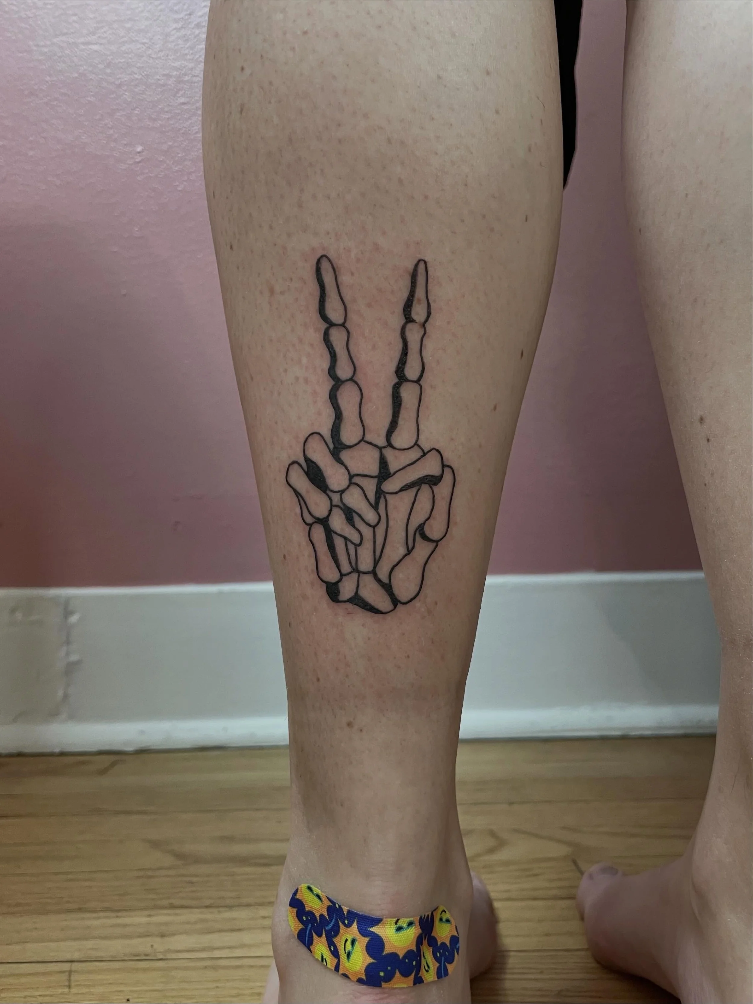 peace sign for Hillary✌️💖 always an honor. Thank you! 🙏💫
.
.
.
.
#tattoo #cooltattoos #milwaukeetattooartist #flashtattoos #milwaukeeartist