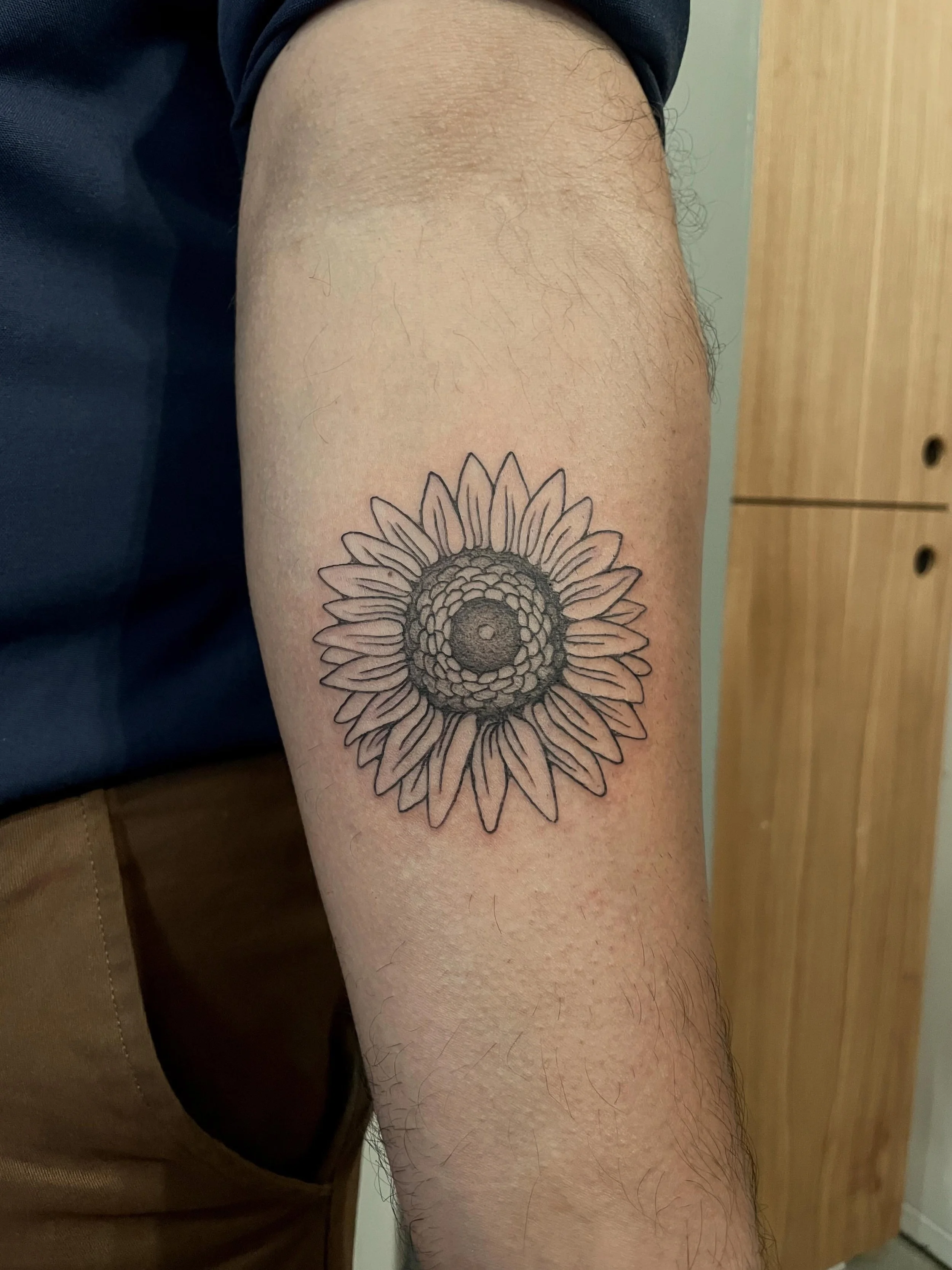 first two tattoos for Eduard! thank you for trusting me with these and for the lovely conversations 🙏💖
.
.
.
.
#milwaukeetattoo #sunflowertattoo #wisconsintattooartist #alanwake2 #tattoos