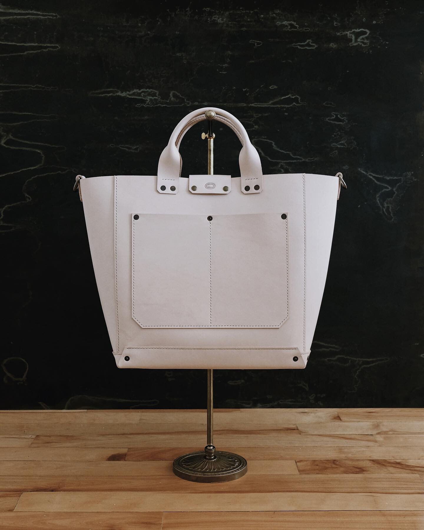 A workhorse for daily use, travel and weekend, in &lsquo;Nude&rsquo;. 

Bridging elegance and functionality, the Utility Tote is entirely made by hand from 4-5 oz. vegetable tanned leather. Parts are hand cut, saddle stitched and secured with aged co