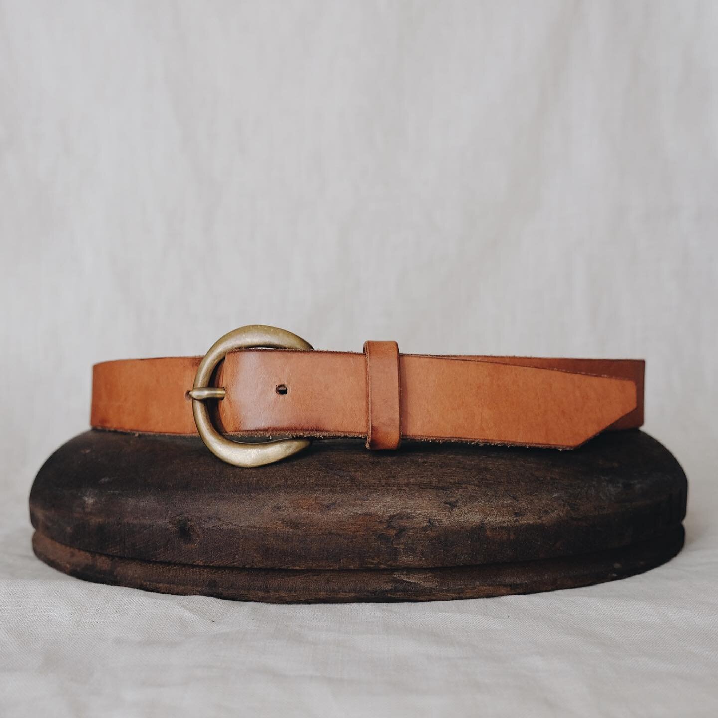 Classic unisex belt, regular width (1.25&rdquo;) in Natural. Unfinished solid brass buckle + vegetable tanned leather. Made to measure ☞ DM for info, order at guigo.shop. ⠀⠀⠀⠀⠀⠀⠀⠀⠀
&mdash;
#handmade #handcrafted #traditional #slowdesign #slowfashion 
