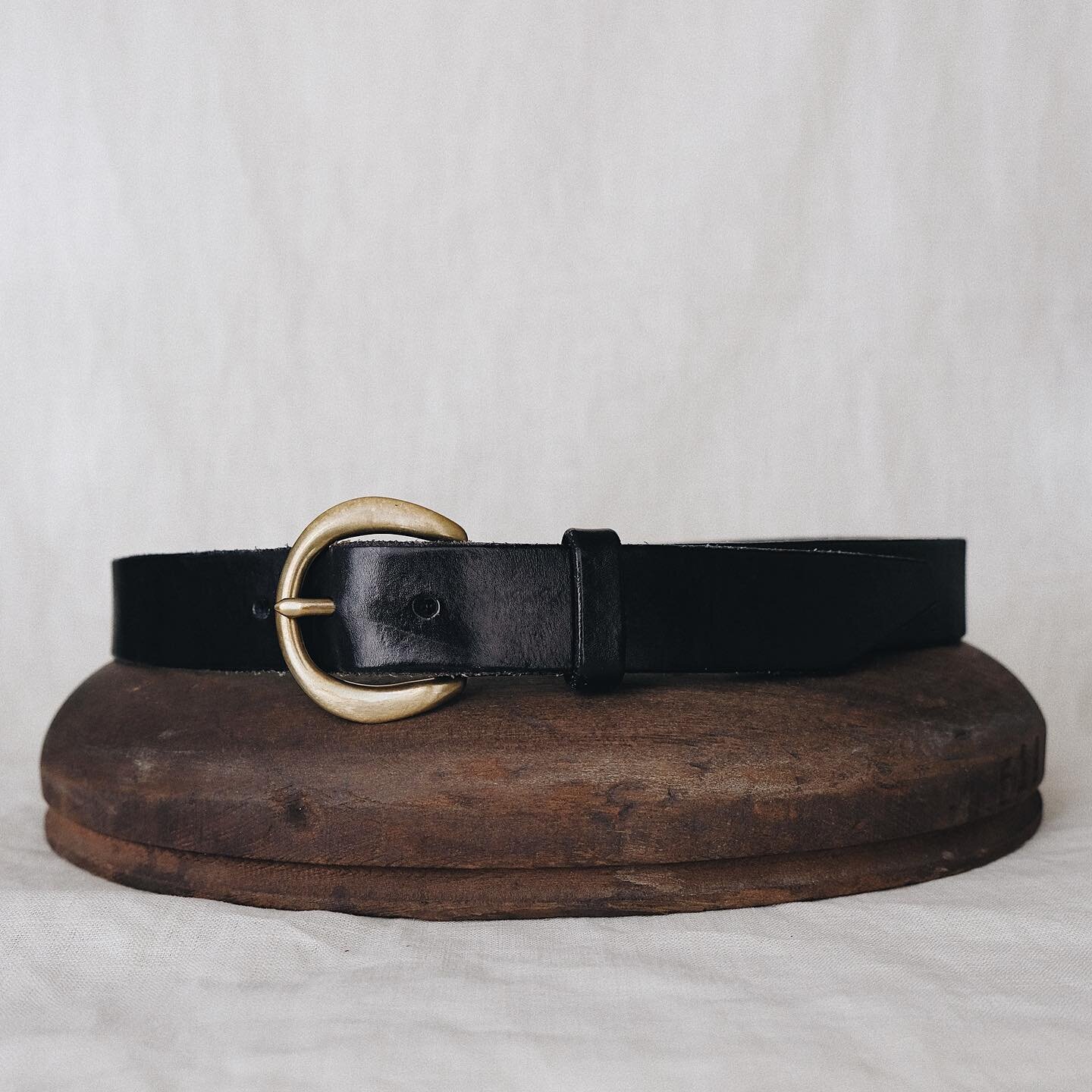 Classic unisex belt, regular width (1.25&rdquo;) in black. Unfinished solid brass buckle + vegetable tanned leather. Made to measure ☞ DM for info/orders. ⠀⠀⠀⠀⠀⠀⠀⠀⠀
&mdash;
#handmade #handcrafted #traditional #slowdesign #slowfashion #slowmade #essen