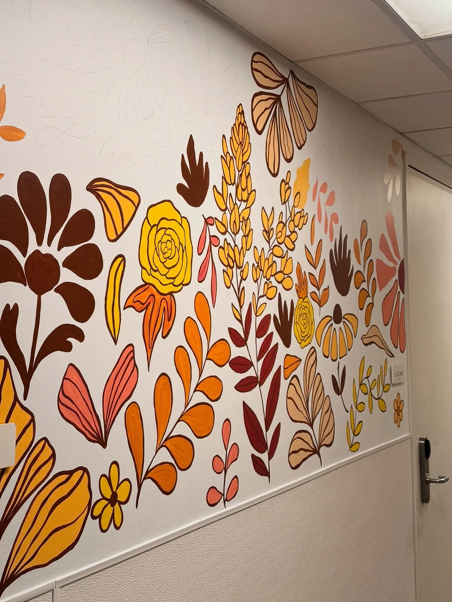 I manifested my dream mural project. Here’s how ☺️ 
A week before this project came to life, I was visualizing and scripting. I wrote on a sheet of paper some brands I’d love to work with. I wanted to work with my favorite hotel in Austi