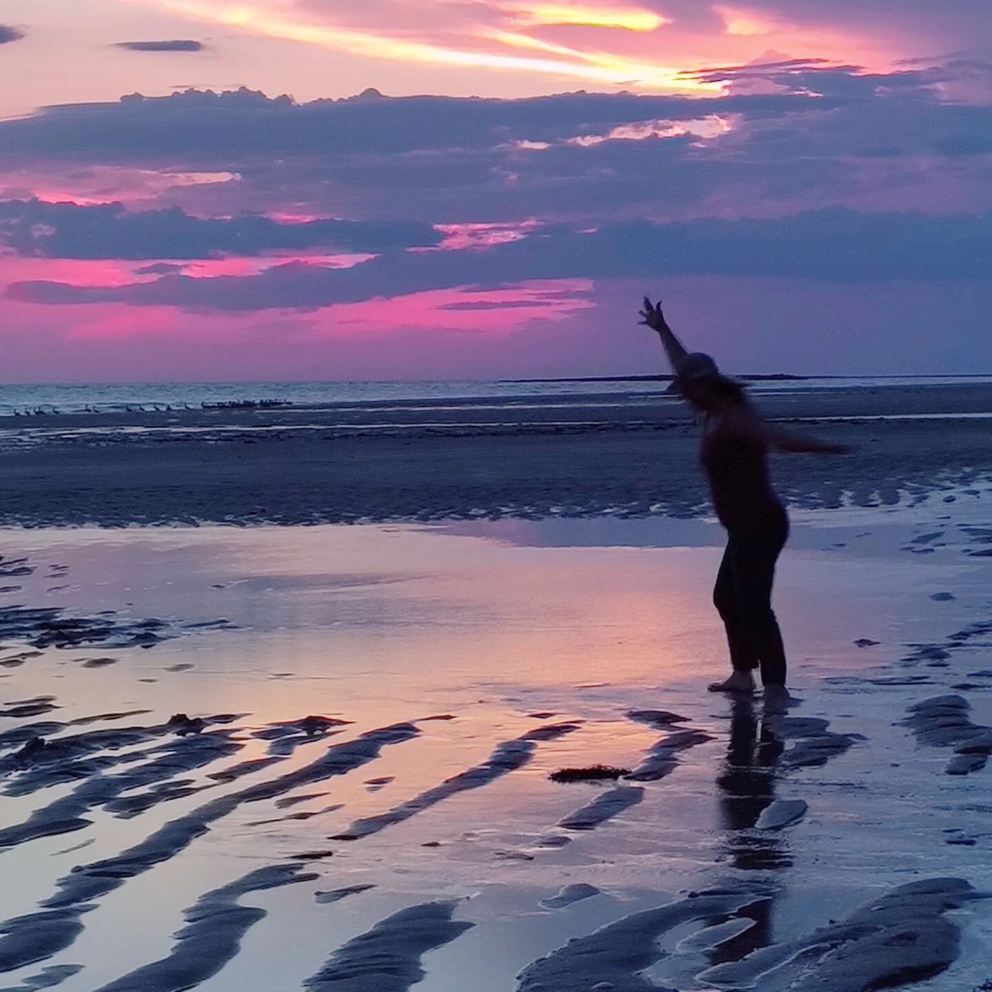 @moralesalcaraz343 bailando en los colores de #puertope&ntilde;asco
.
She's dancing in the colors of #rockypoint #mexico
.
#elliedelaplaya
Gozando la vida