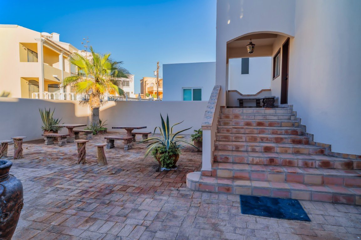 Casa Reina Huga back yard (5).jpeg