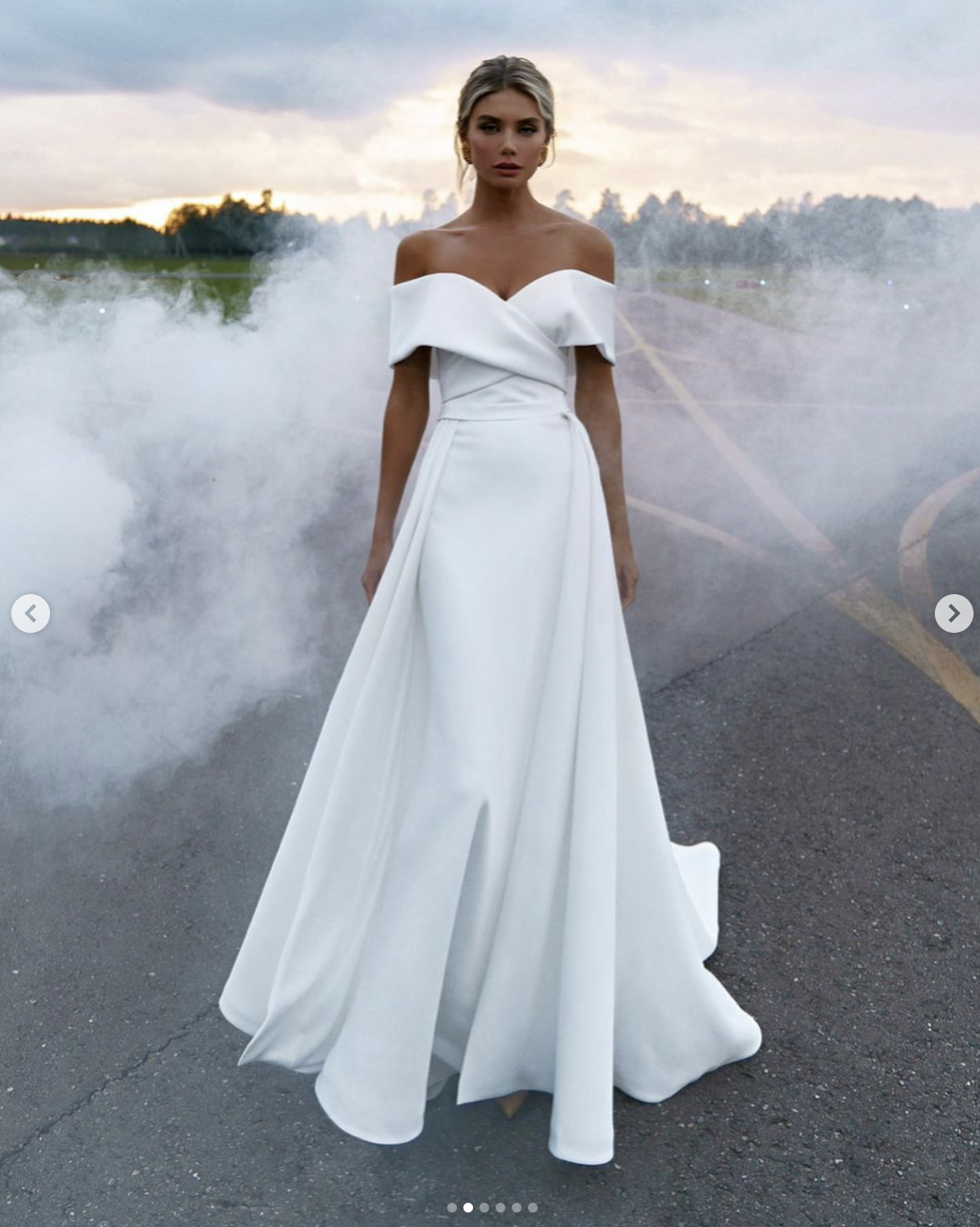 Form-Fitting Wedding Dress with Off-Shoulder Top and Detachable