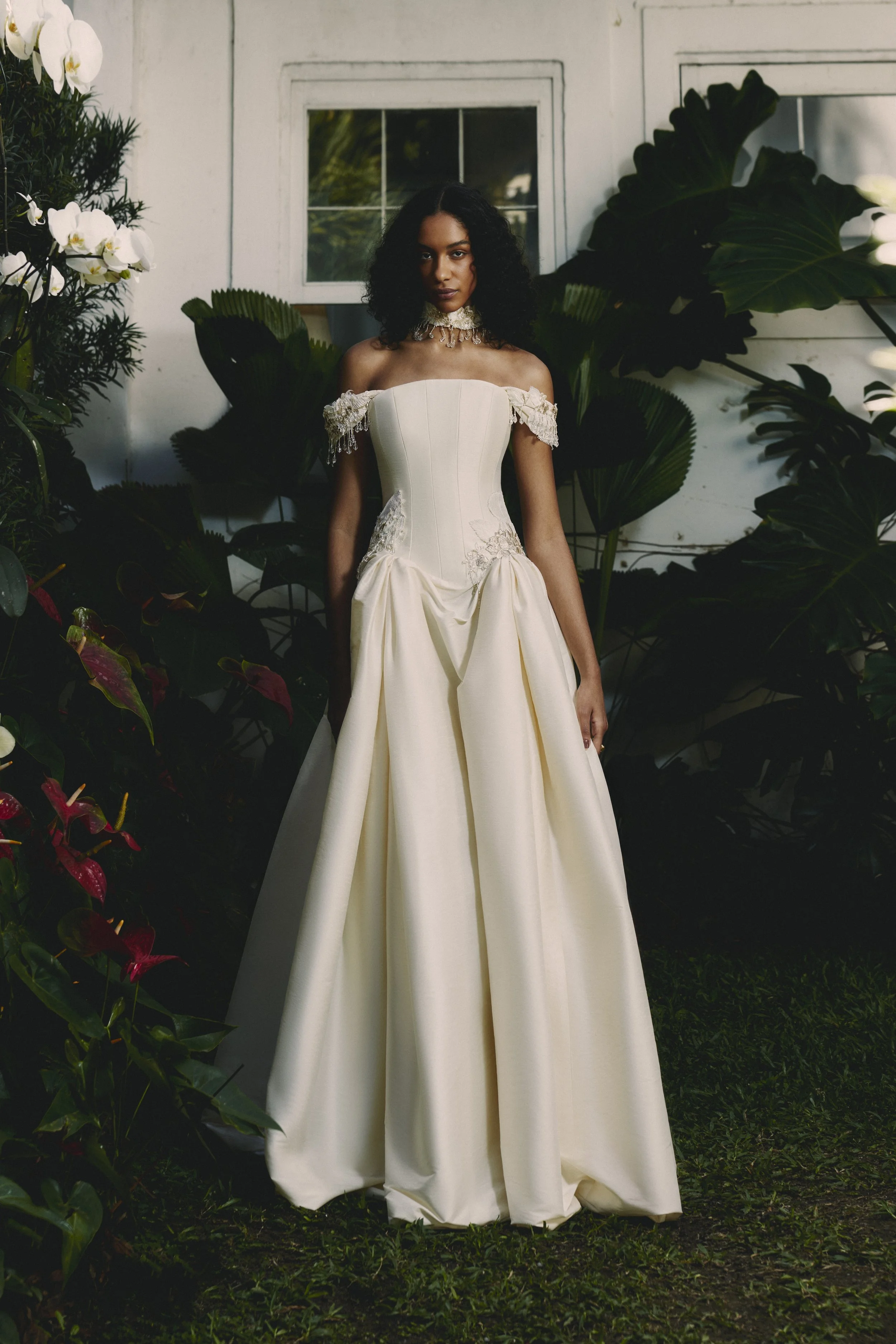 Linen bridal gown with handcrafted Brazilian lace and embroidery, customizable with straps, belt, or scarf – Elisabete