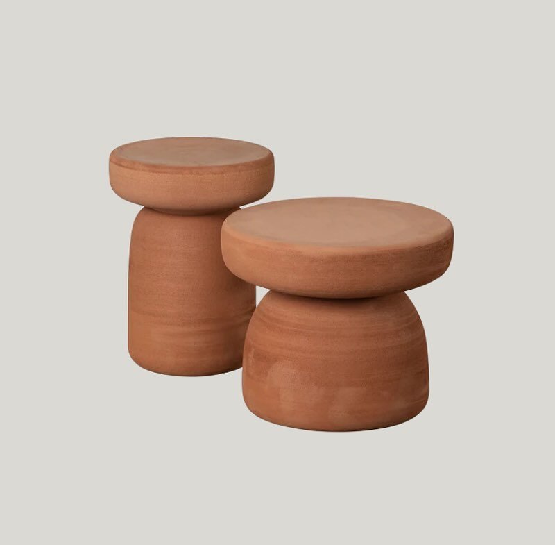 A low table packed with substance: 100% high-temperature terracotta to achieve its distinctive earthy color. Only the hands of its artisan succeed in giving it the iconic full and soft shape of its design.

&bull;
&bull;
&bull;
&bull;
&bull;

#minifo