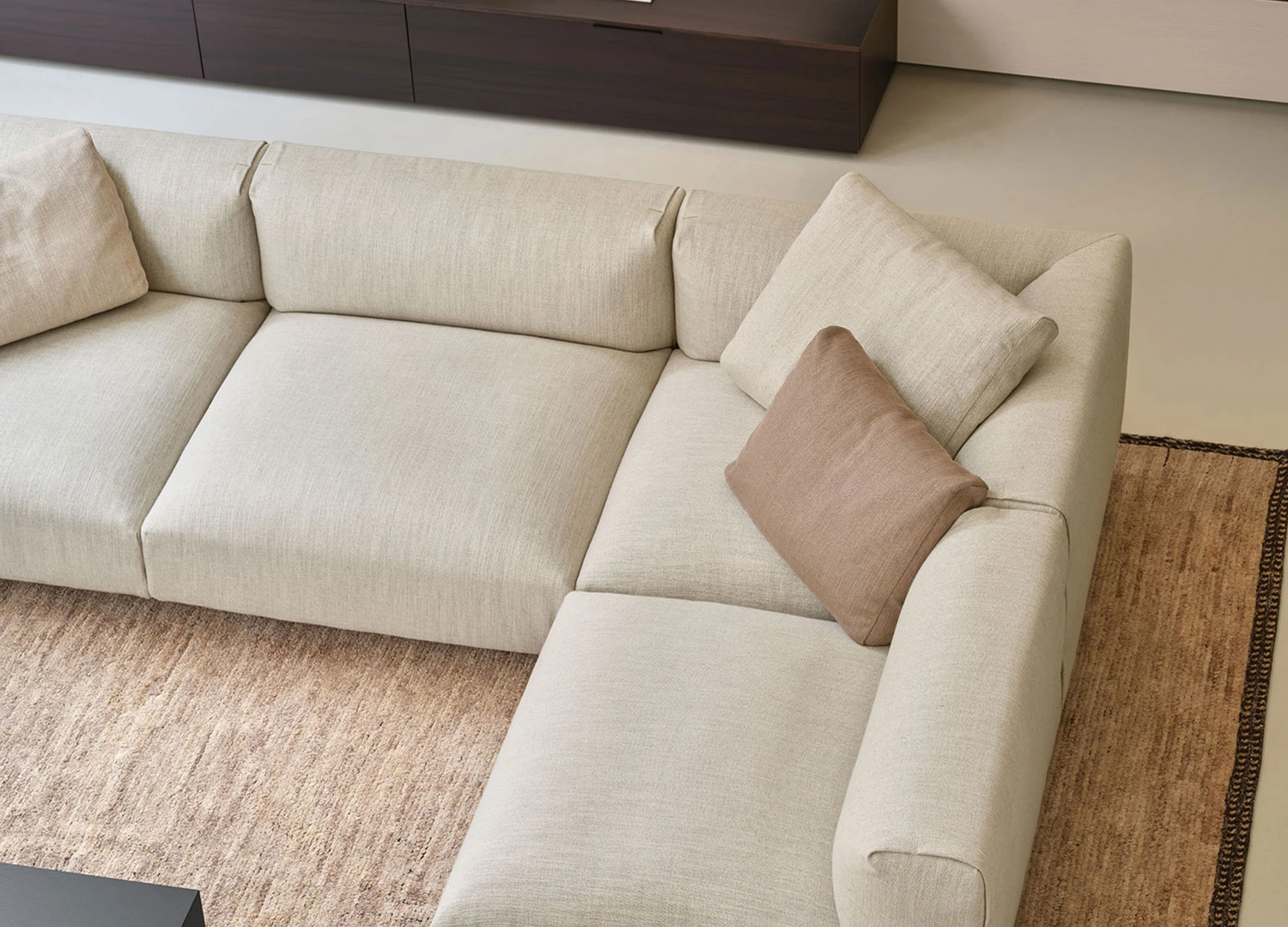 MOULAGE Italian sofa with sculpted fabric folds and soft cushions