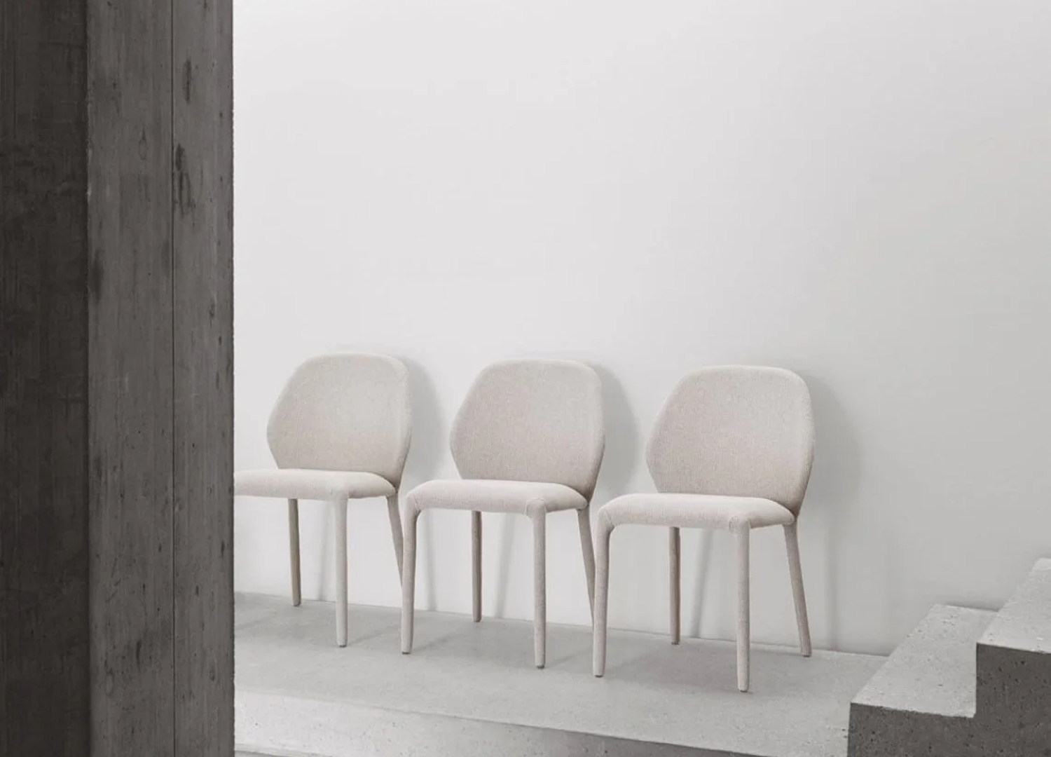 DUMBO dining chair with contemporary upholstered design