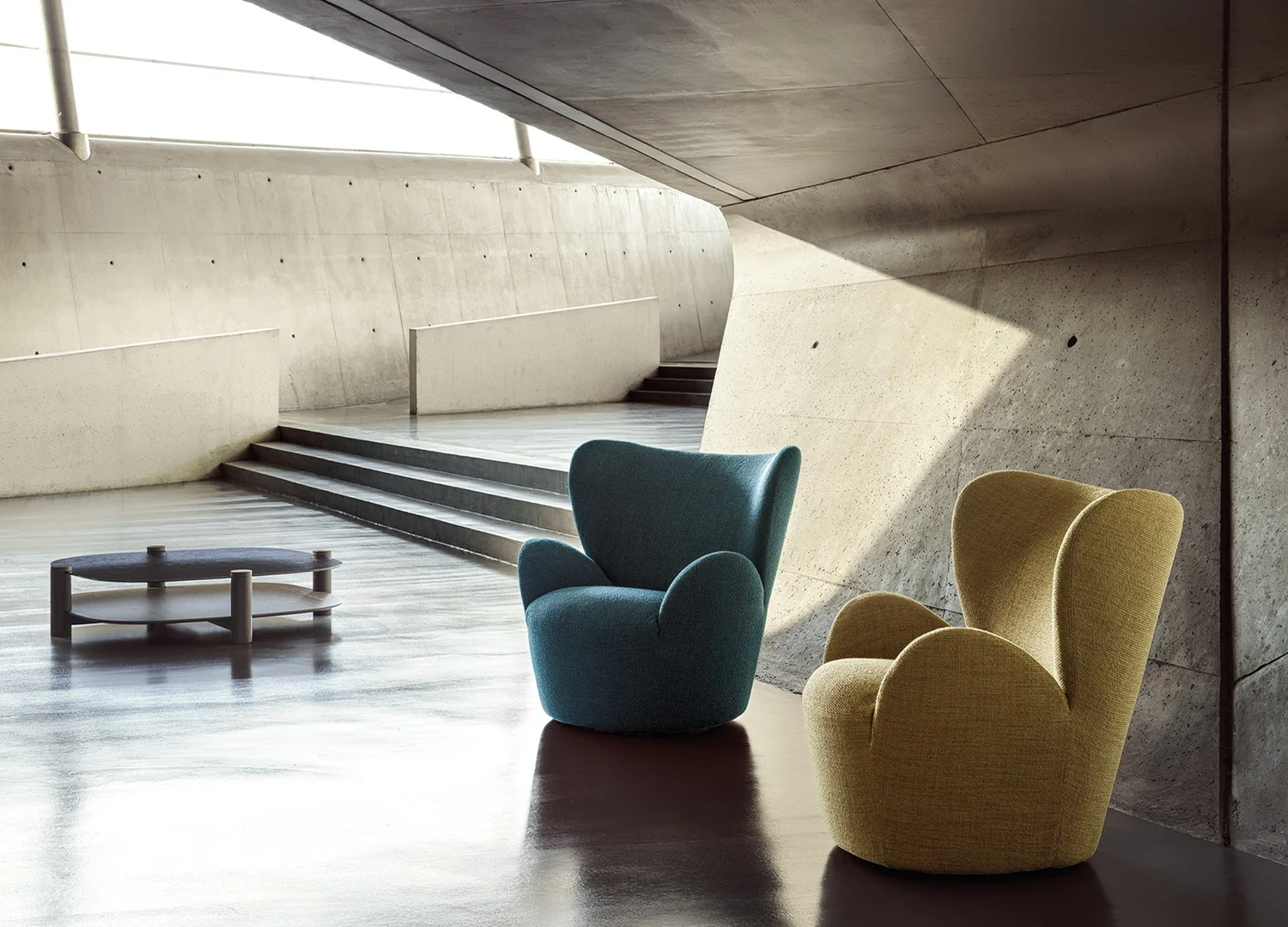 LIBELLE lounge chair with elegant sculptural silhouette