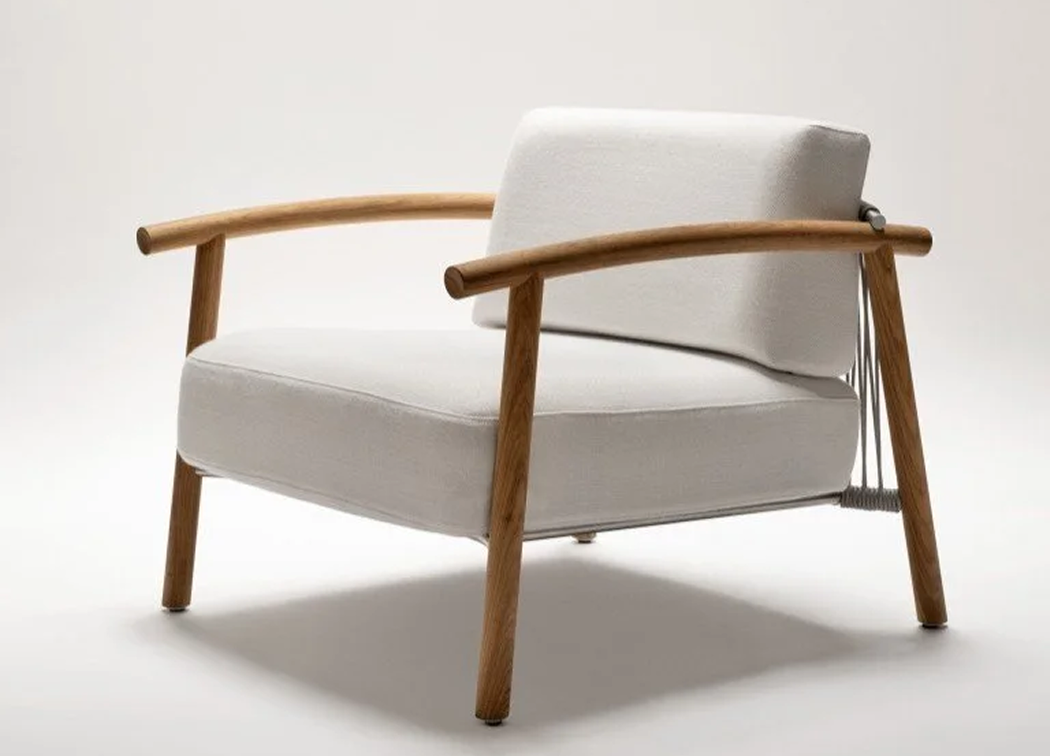 KASUMI chair with curved back and refined contemporary seating