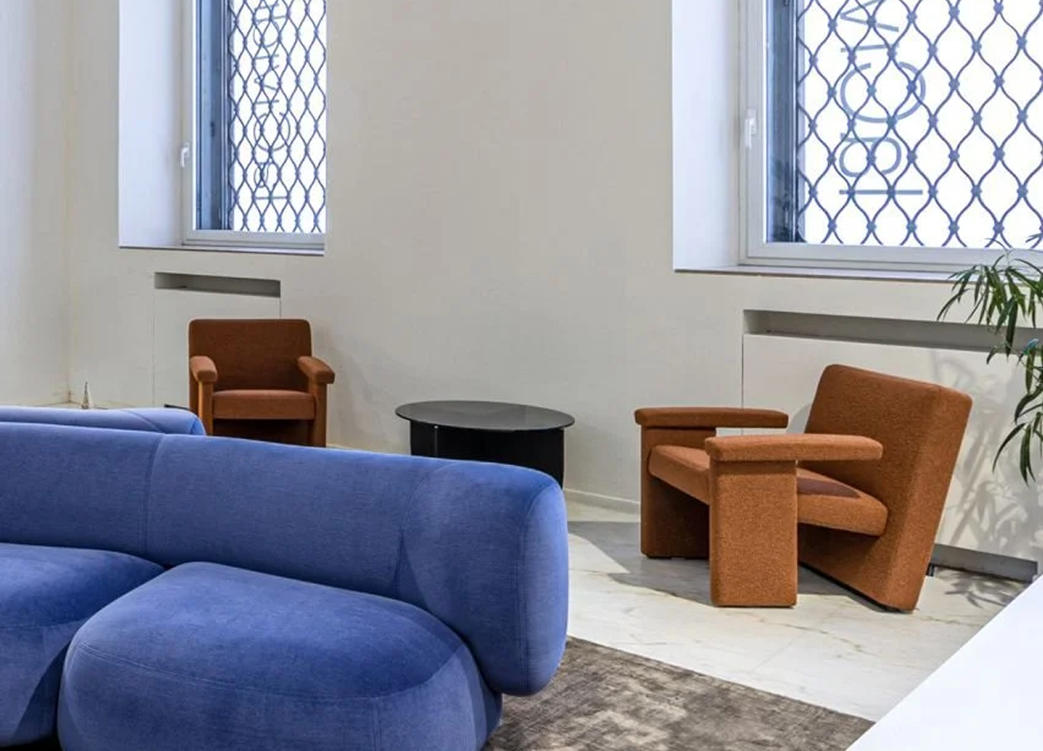 AGETTI contemporary armchair with wood and leather upholstery
