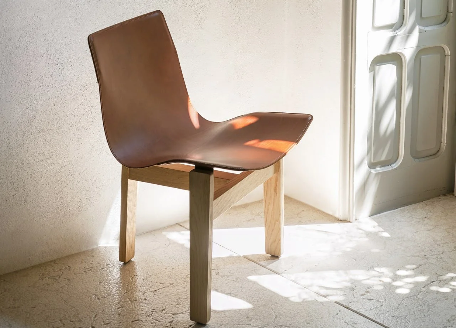 TRE 3 designer dining chair with architectural three-leg frame