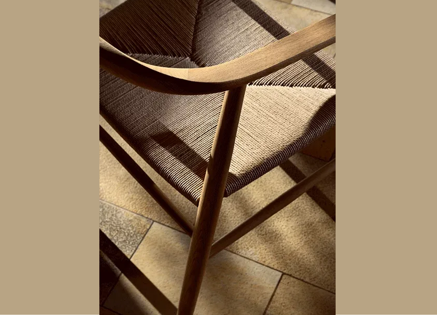 Pelle Dining Chair with round strut and freely suspended seating
