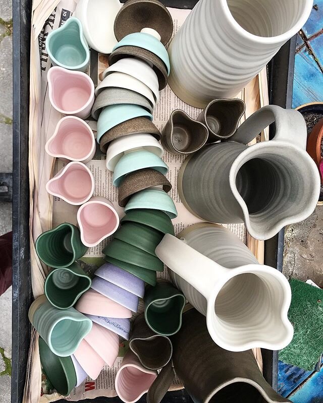 Love the patterns that appear when I load the latest  firing into trays to carry up to the house. .
.
#katherinemahoneyceramics #homemade #madebyhamd #thrown #relishtheritual #kiln #pink #neutrals #tableware #carafe #vase #shoplocal #pottery #ceramic