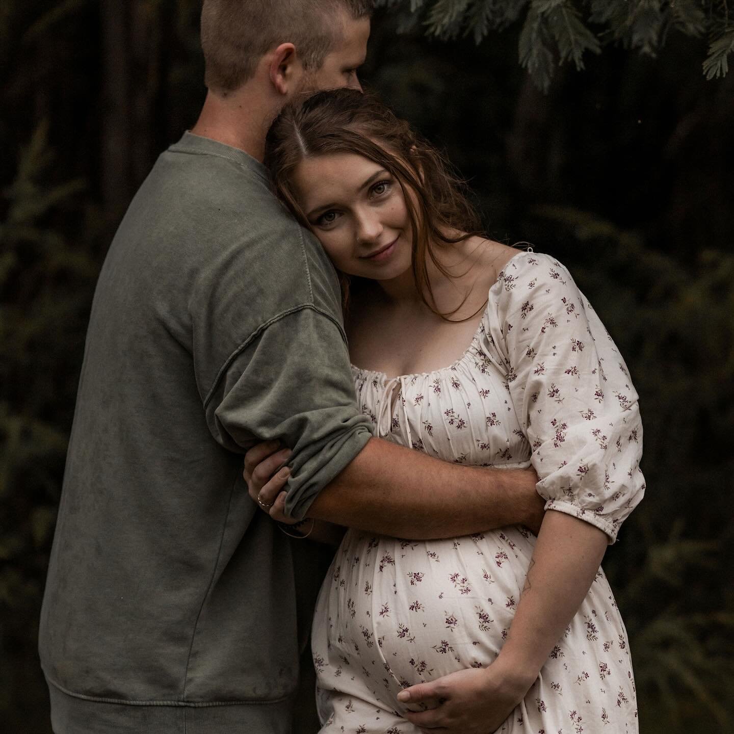 Starting the week off with this beautiful little family. We somehow managed to schedule this session in between 2 rain storms, no idea how we did it - but we did. 

May - 3 session slots available 
June - 1 session slot available 
July - Booked 
Augu